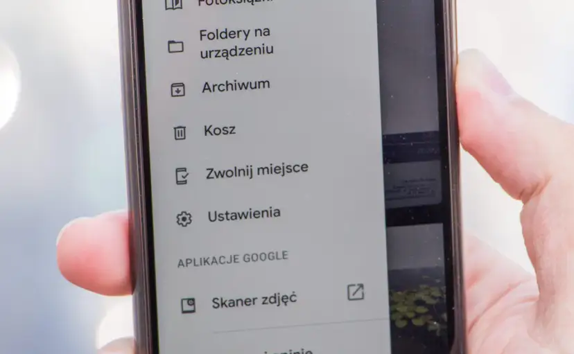 Menu aplikacji Files by Google. Widoczny jest "Kosz", gdzie trafiają usunięte pliki, oraz opcje "Foldery na urządzeniu", "Archiwum" i "Ustawienia".
