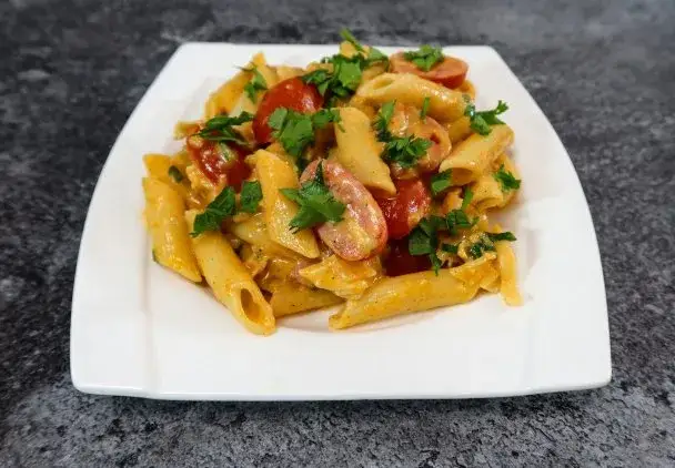 Penne z boczkiem - szybki przepis na pyszne i sycące danie