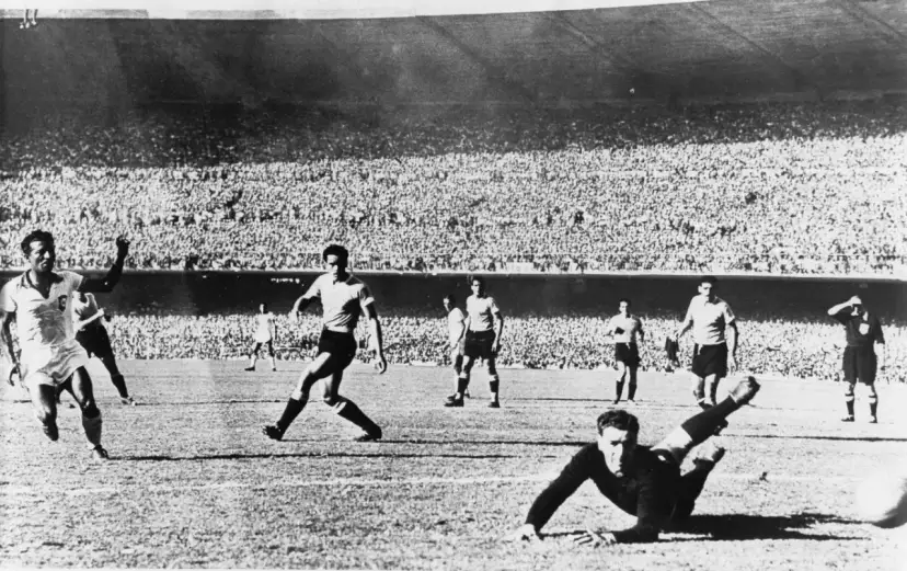 Piłkarze na boisku, trybuny pełne kibiców. To scena z czasów, kiedy Urugwaj był mistrzem świata w piłce nożnej.