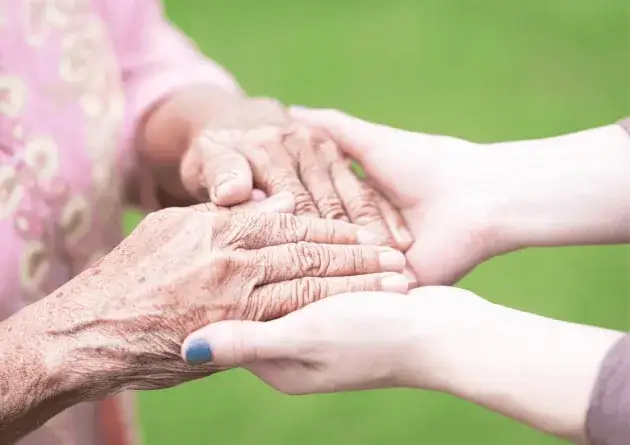Jak zmiękczyć twarde paznokcie u seniora? Bezpieczny poradnik