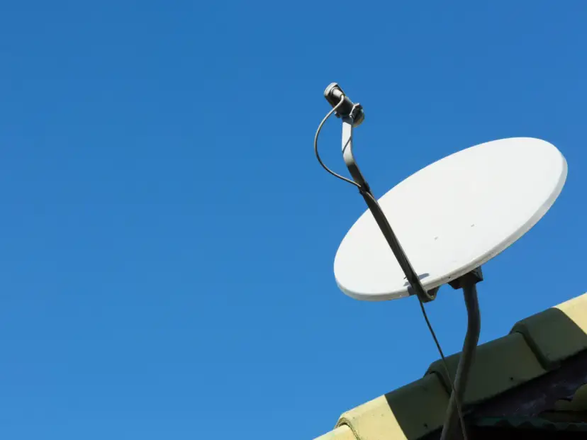 Antena satelitarna Cyfrowego Polsatu na dachu. Aplikacja do ustawienia anteny pomoże Ci złapać najlepszy sygnał.