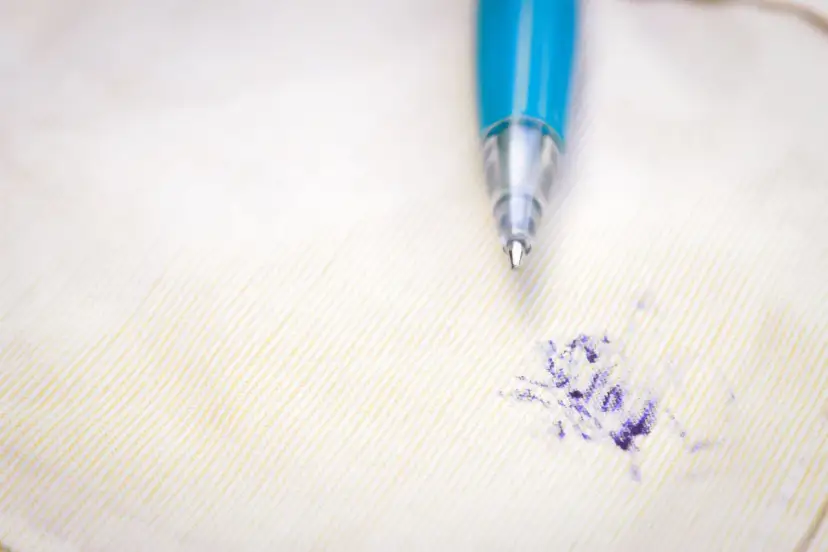 Niebieski długopis zostawił plamę na jasnej tkaninie. Dowiedz się, jak usunąć plamy z markera z ubrania.