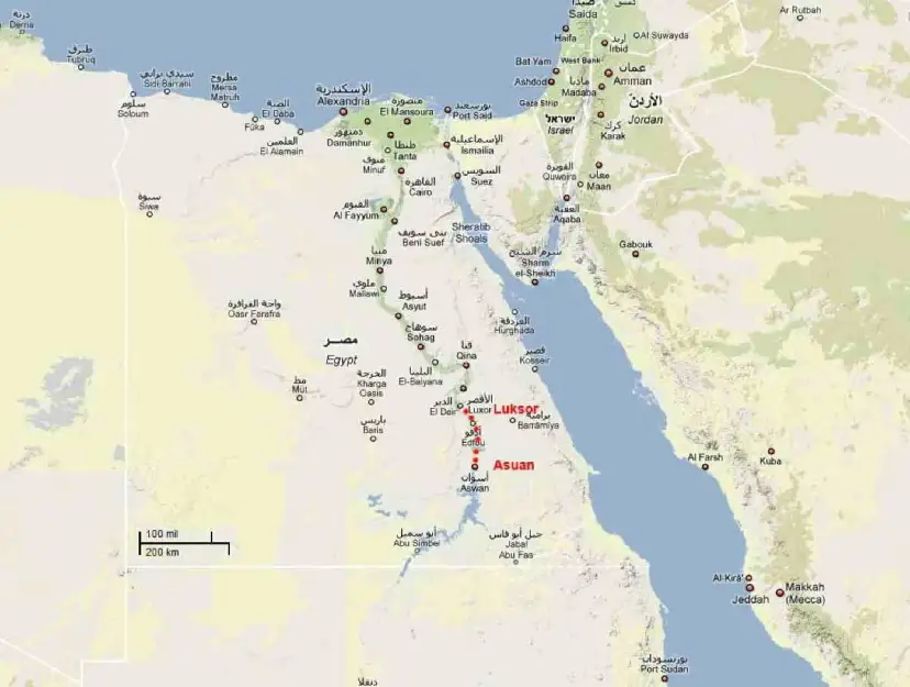Mapa pokazuje, gdzie leży Egipt, z zaznaczonymi miastami jak Kair, Luksor i Asuan, otoczony przez Morze Śródziemne, Morze Czerwone i sąsiadujące kraje.