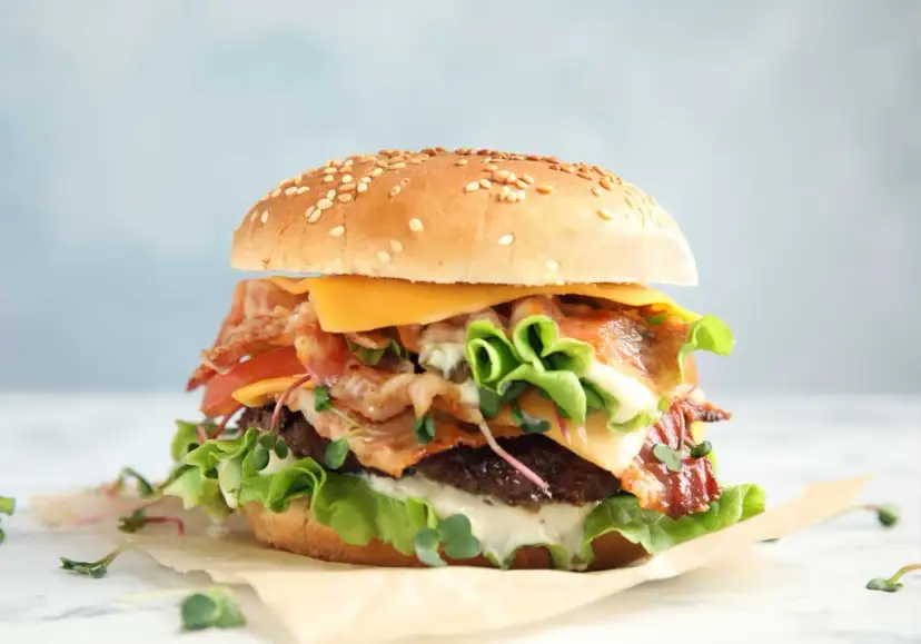 Marynowanie wołowiny na burgery: błąd czy sekret smaku?