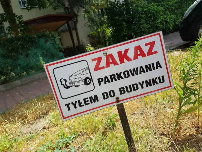 Czy można parkować tyłem do budynku? Sprawdź przepisy i uniknij mandatu