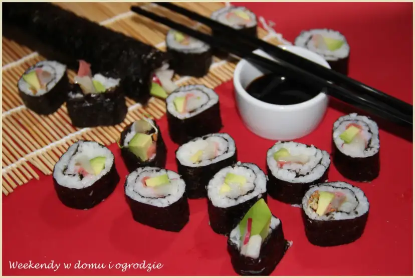 Pyszne sushi ze śledziem, awokado i rzodkiewką, przygotowane na weekendowy wieczór.