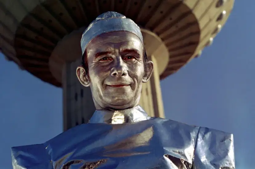 Henryk Bista w filmach, jako srebrny człowiek, pod futurystyczną konstrukcją.