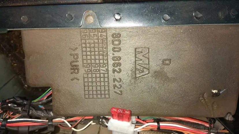 Gdzie jest pompka centralnego zamka w Audi A4 B5? Oto lokalizacja