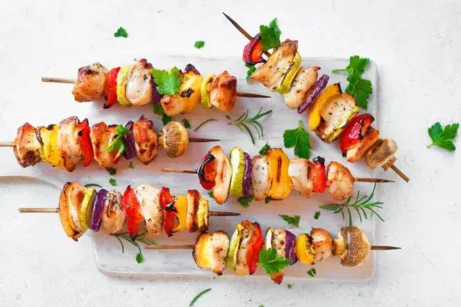 Idealna marynata do szaszłyków drobiowych, która zachwyci smakiem