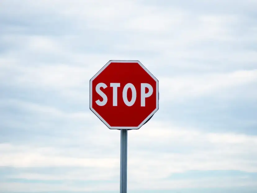 Kto stawia znaki drogowe na osiedlu? Poznaj odpowiedzialnych za to