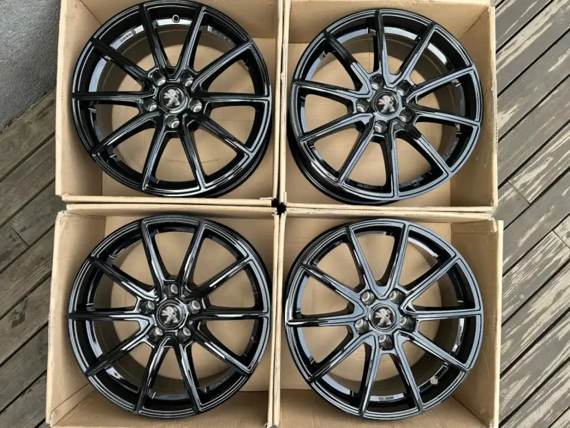 Cztery nowe, czarne felgi aluminiowe z logo Peugeot. Idealne, by odmienić wygląd Twojego Peugeot 3008.