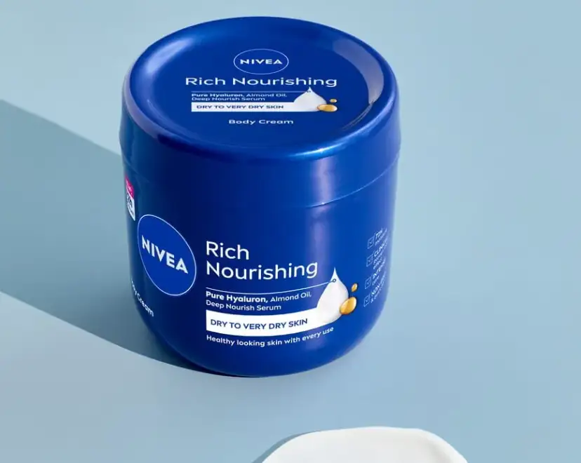 Krem Nivea na tatuaż? Eksperci radzą, czego unikać.