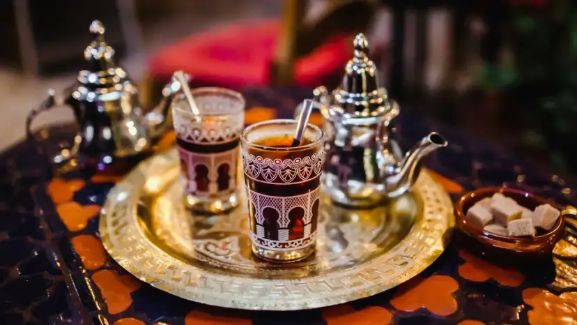 Tradycyjna herbata miętowa z cukrem, serwowana w ozdobnych szklankach i srebrnym imbryku. Idealna na czas Ramadanu, gdy pytamy "ramadan co to".