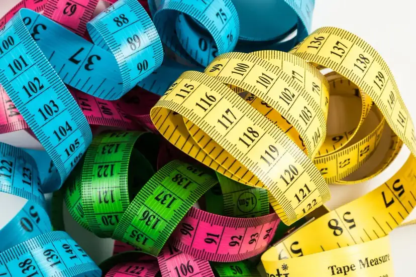 Mistrzowska naprawa swetra: sekrety szycia ręcznego i maszynowego