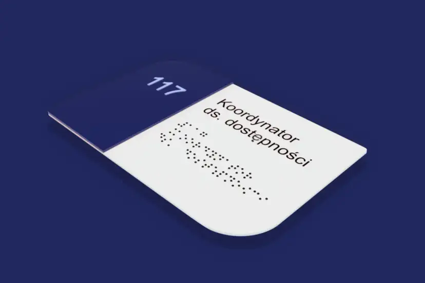 Karta z napisem "Koordynator ds. dostępności" i numerem 117, z tekstem w alfabecie Braille'a.