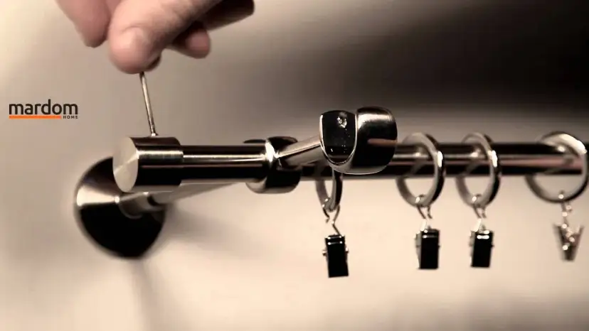 Jak zdjąć żabki z karnisza? Proste sposoby na łatwe usunięcie