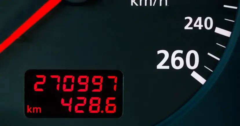 Dobry przebieg w samochodzie używanym? Sprawdź, co naprawdę się liczy!
