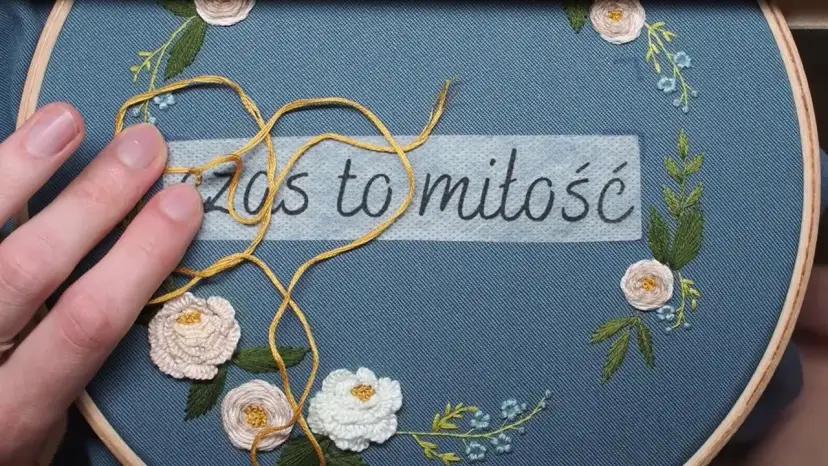 Jak wyszyć napis na bluzie - proste techniki haftu dla każdego