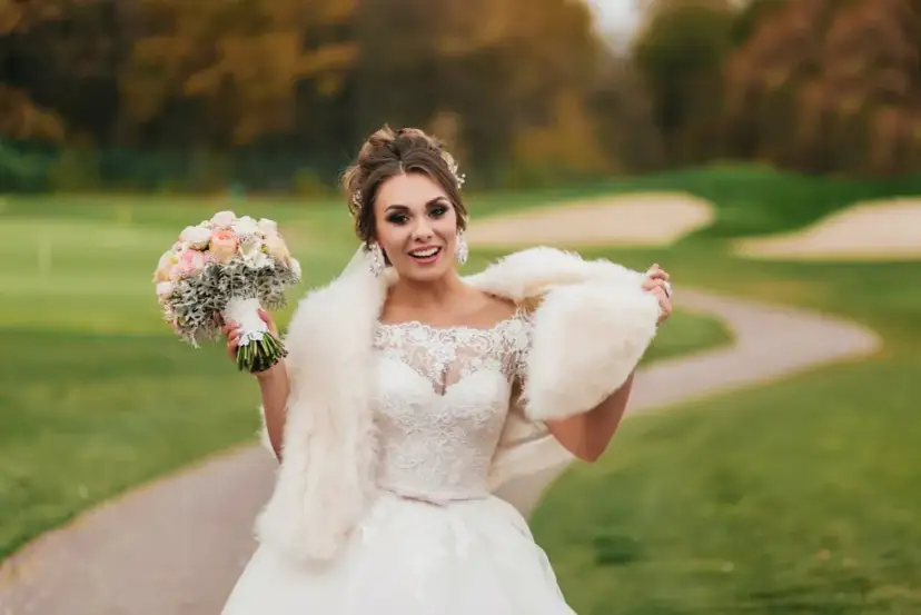 Okrycie ślubne: Stylizacje 2w1 na każdą pogodę i porę roku