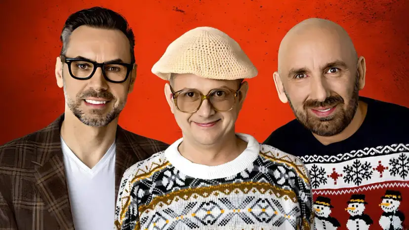 Trzech panów z kabaretu Neo-Nówka w świątecznych swetrach i z uśmiechem na twarzy.