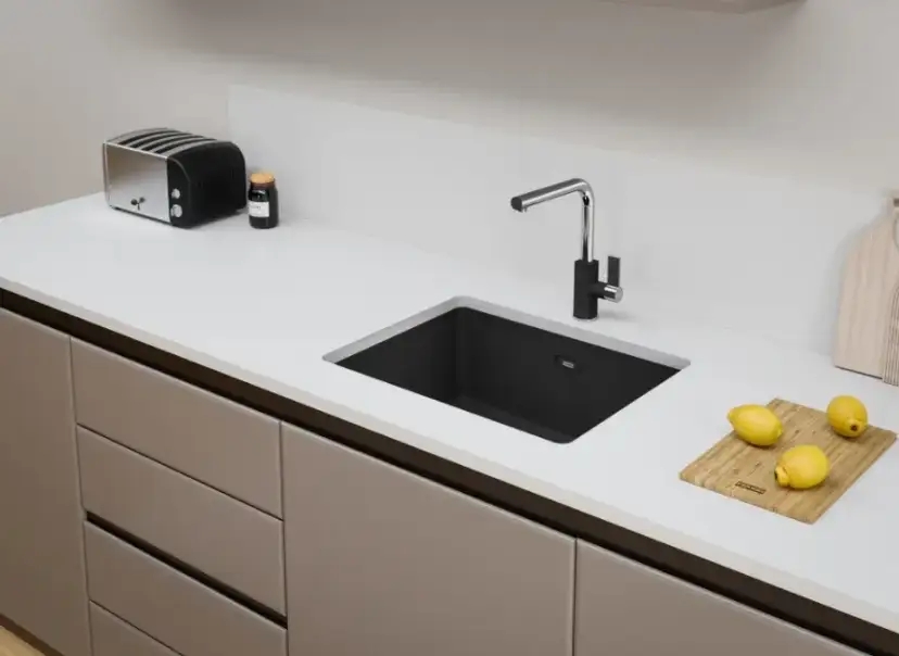 Jak zamontować zlew granitowy w blacie bez błędów i stresu