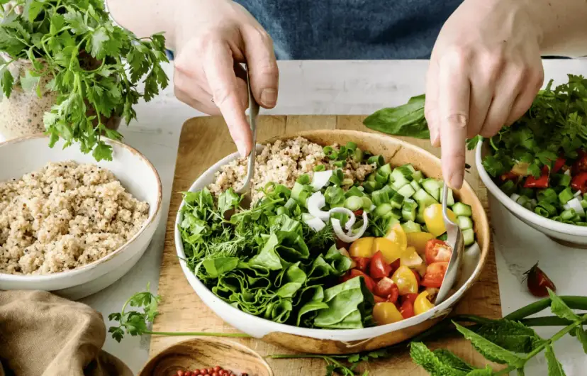 Kolorowa sałatka z komosą ryżową, warzywami i ziołami. Idealna na dietę bez mięsa.