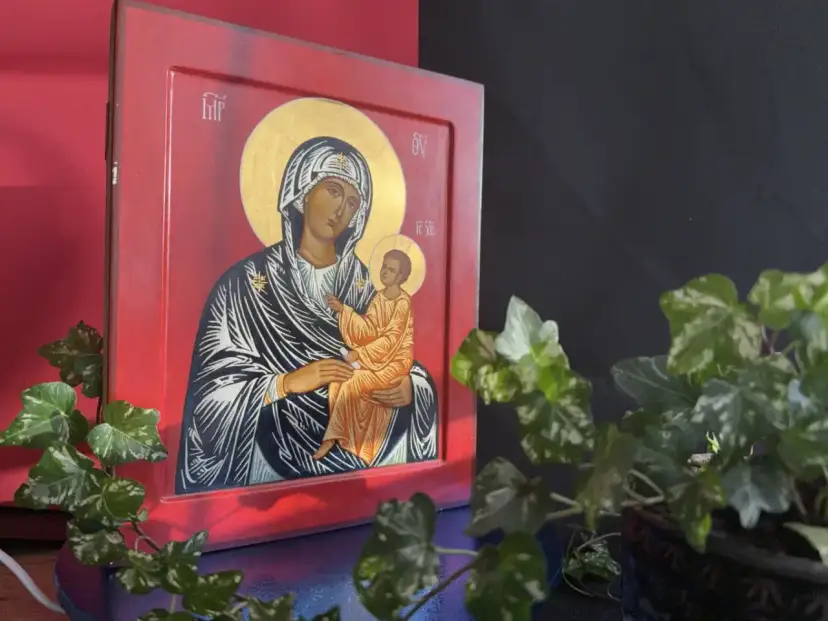 Ikony Matki Boskiej, różne rodzaje przedstawione na czerwonej desce, z otoczką i złotym tłem.