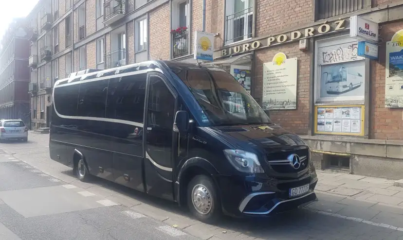 Ile osób w autokarze? Poznaj pojemność różnych modeli autokarów