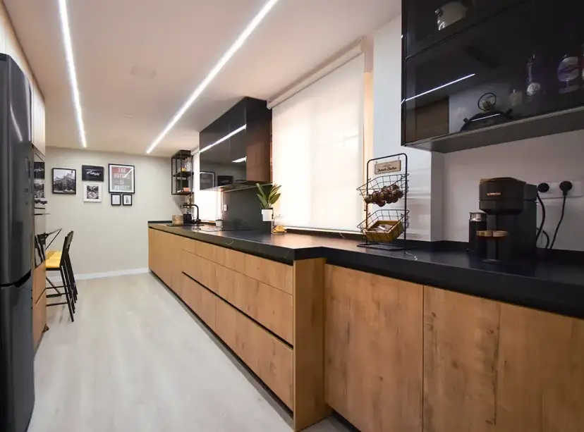 Cocina madera y negra: ¿Cómo lograr un diseño elegante y funcional?