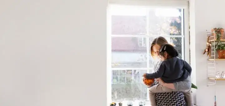 Jak ozdobić okno bez karnisza – nowoczesne i funkcjonalne pomysły