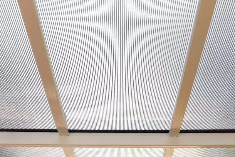 Poliwęglan komorowy – co to jest i dlaczego warto go znać?