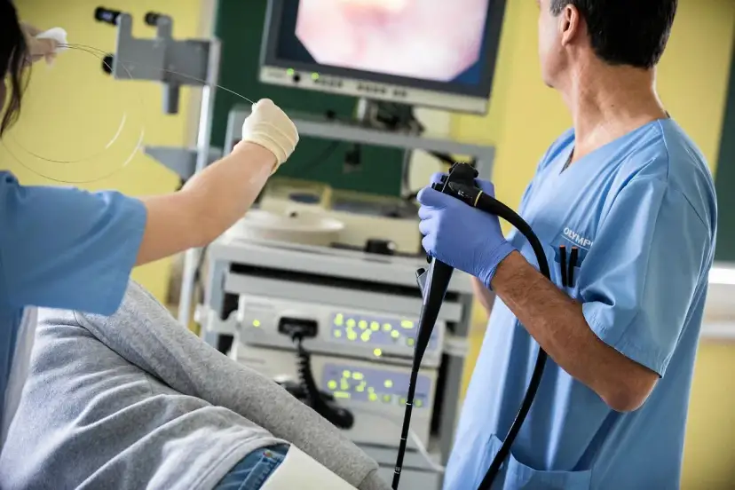 Lekarz wykonuje kolonoskopię, badanie kluczowe dla diagnostyki. Czy kolonoskopia jest bezpieczna? Tak, przy odpowiednim przygotowaniu i wykonaniu.