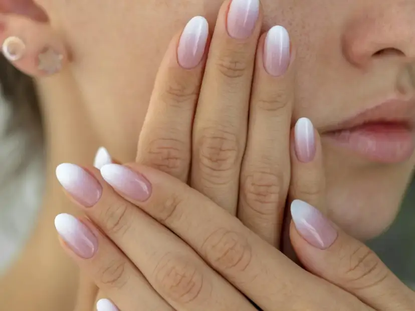 Pink-weiße Nägel: 15+ Designs & DIY-Anleitungen für jeden Anlass