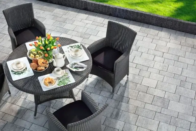 Kostka brukowa przed czy po elewacji - uniknij kosztownych błędów