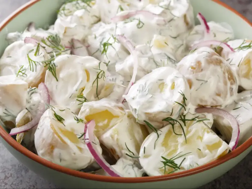 Sałatka do karkówki: 10 przepisów na idealny dodatek!