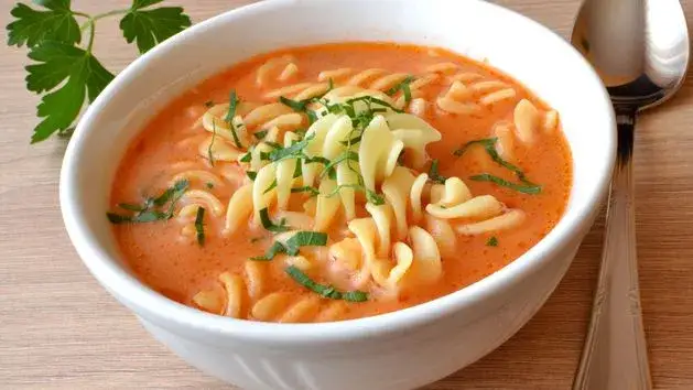 Jak zabielić zupę śmietaną bez warzenia? Proste triki