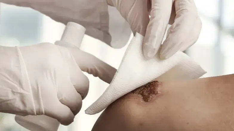 Gaza w rehabilitacji: Jak ją stosować od opatrunków po terapię?