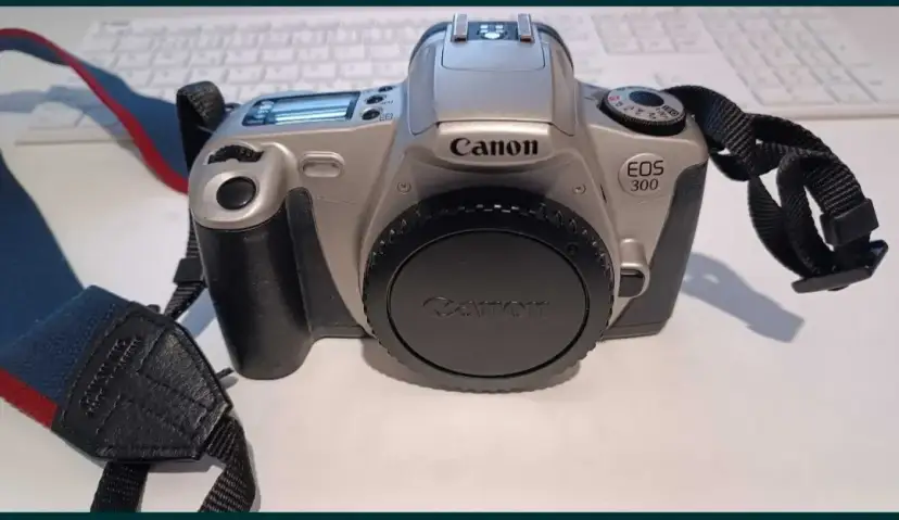 Lustrzanka Canon EOS 300 - poznaj jej wyjątkowe cechy i możliwości