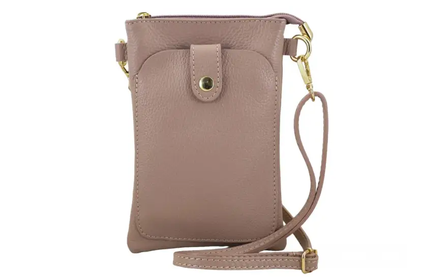 Różowy tor na telefon ze skóry z klapką i złotym zatrzaskiem. Idealny do noszenia na co dzień.