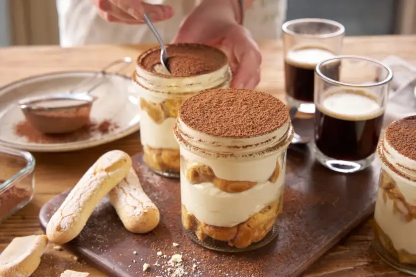Pyszne tiramisu składniki w słoiczkach, z biszkoptami i kawą.
