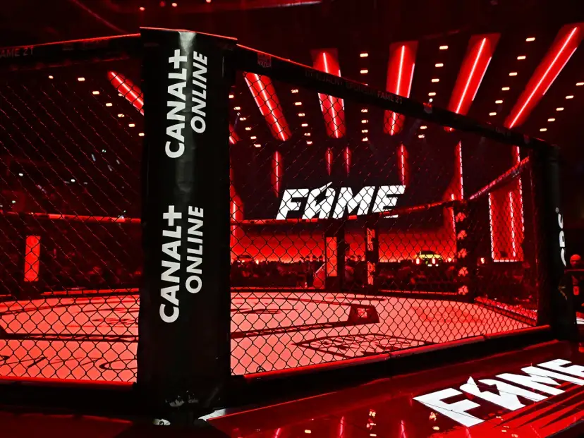 Klatka MMA w czerwonym świetle z logo FAME i napisem CANAL+ ONLINE.