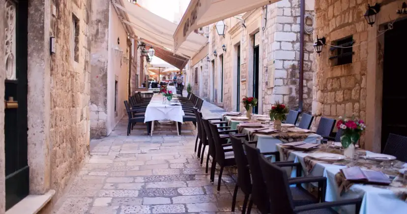 Dubrownik: Gdzie zjeść? Uniknij pułapek, odkryj smaki Dalmacji.