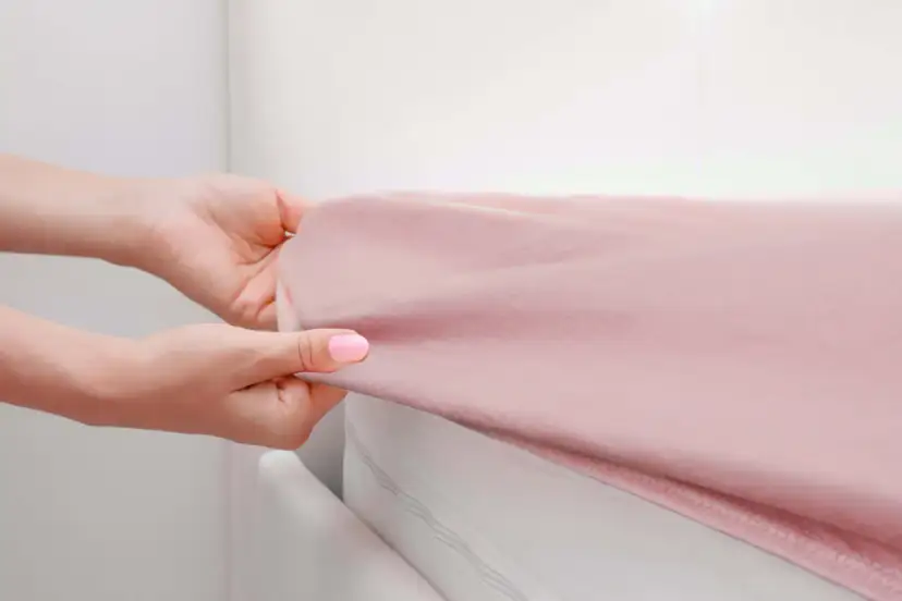 Jak dobrać prześcieradło z gumką? Koniec zsuwania!