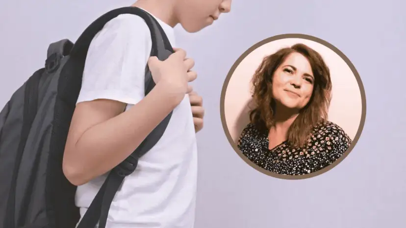 Chłopiec z plecakiem i uśmiechnięta kobieta. Porady jak postępować z dzieckiem z fobią szkolną.