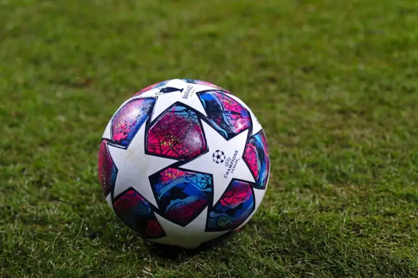 Piłka Ligi Mistrzów na zielonej murawie. Już wkrótce dowiemy się, gdzie grają w finale.