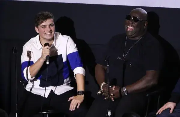 Filmy o muzyce elektronicznej: Co musisz zobaczyć? Przewodnik fana