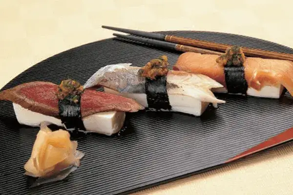 Nigiri co to: odkryj tajemnice tradycyjnego sushi i jego smaków