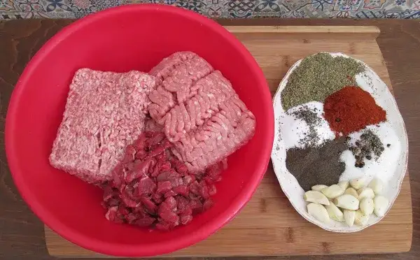 Przepis na kiełbasę wieprzowo-wołową, który zaskoczy Twoich gości