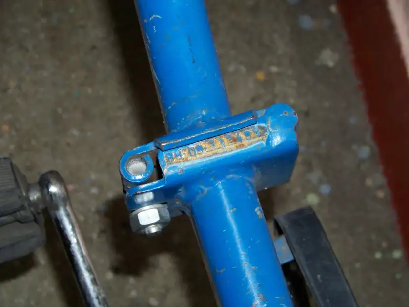 Na ramie roweru widoczny jest wybity numer seryjny, który pomoże Ci jak sprawdzić rok produkcji roweru.