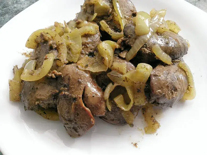 Szybki przepis na wątróbkę drobiową, która zachwyci Twoje podniebienie